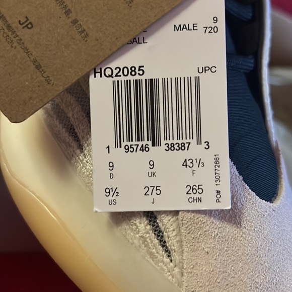 YEEZY. Just dropped !! QNTM !!! One-of-a-kind - Picture 9 of 14